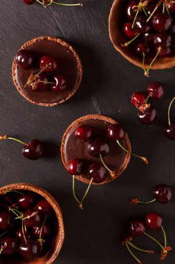 Çikolatalı tart kiraz ile