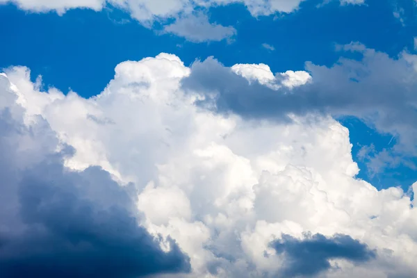 Blauwe lucht met wolken — Stockfoto