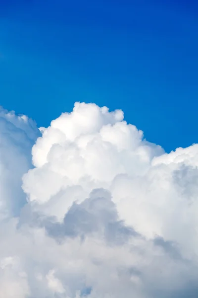 Blauer Himmel mit Wolken — Stockfoto