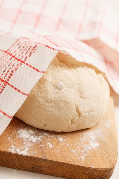 Pasta su tavola di legno — Foto Stock