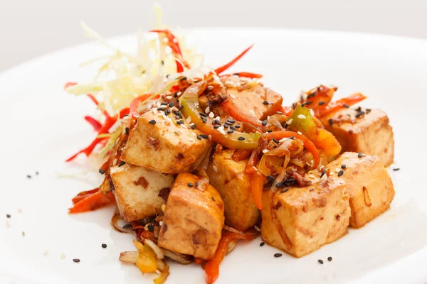 Stekt tofu med grönsaker — Stockfoto