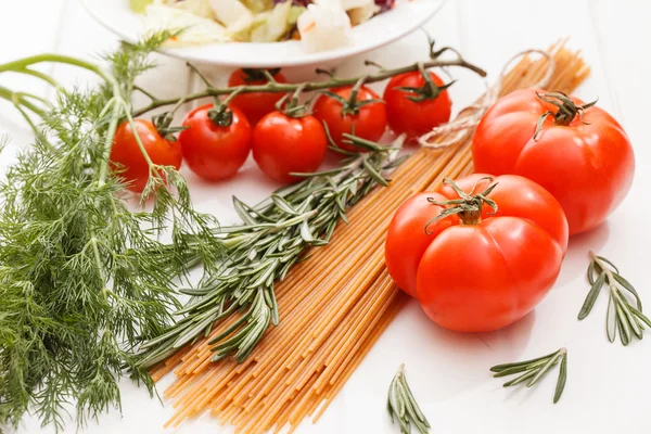 Pasta con tomates y hierbas — Foto de Stock