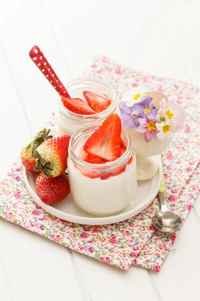 Yogurt with strawberry — Stock Photo, Image