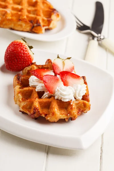 Gofres belgas con fresas frescas y crema batida —  Fotos de Stock