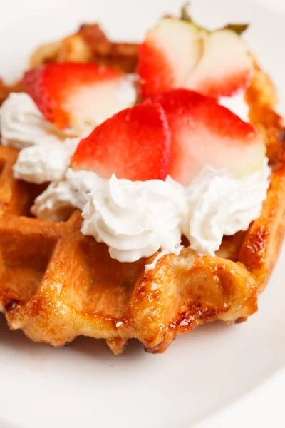 Belgische Waffeln mit frischen Erdbeeren und Schlagsahne — Stockfoto