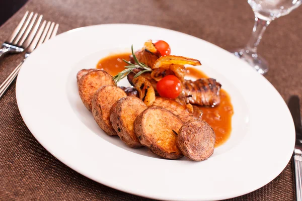 Huhn mit Bratkartoffeln — Stockfoto