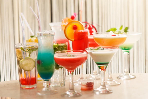 Cocktails i baren — Stockfoto