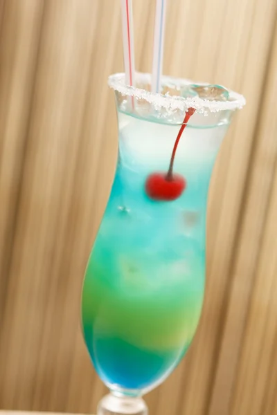 Cocktail azul com cereja — Fotografia de Stock