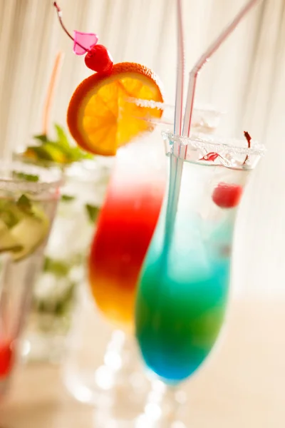 Cocktails i baren — Stockfoto