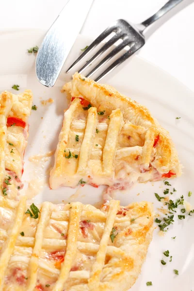 Quiche saboroso com queijo e ervas — Fotografia de Stock