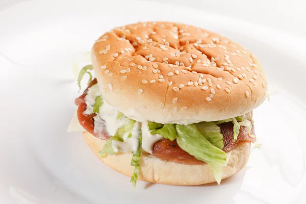 Hamburger sul bianco — Foto Stock