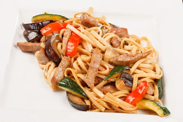 Noodle with beef and vegetables — Stock Photo, Image