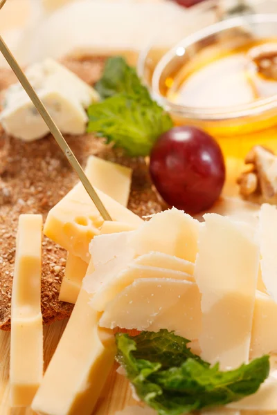 Cheese plate with grapes and honey — Stock Photo, Image