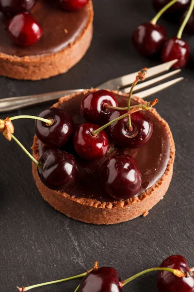 Chocolade taart met cherry — Stockfoto