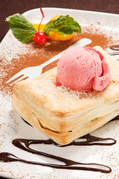 Puff pastry with ice cream — Stock Photo, Image