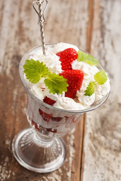 Fresas con crema —  Fotos de Stock