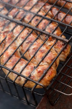 Sosisler ızgarada.