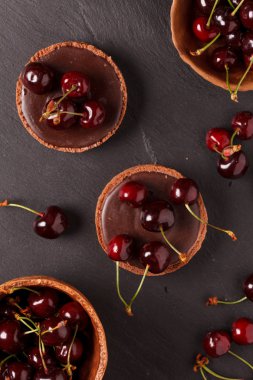 Çikolatalı tart kiraz ile