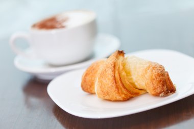 sabah kahve ile croissan