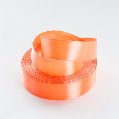 Teyp beyaz arka plan üzerinde renkli flamalar şerit