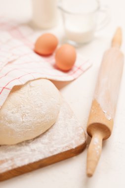 ahşap tahta üzerinde hamur