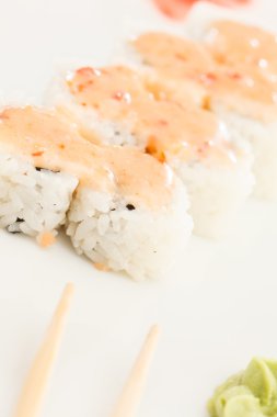 suşi yemek çubukları ile