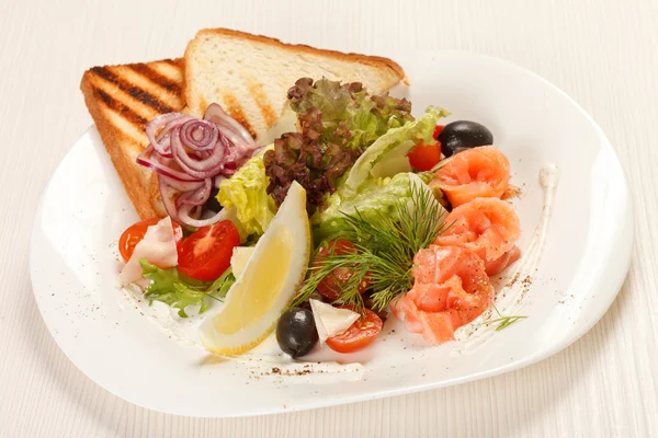 Sabroso aperitivo con salmón — Foto de Stock