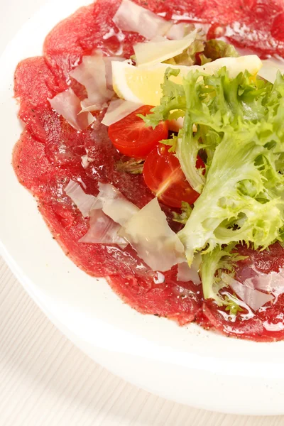 Carpaccio van vlees met Parmezaanse kaas — Stockfoto