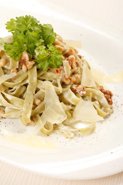 Pasta med färskost och cedar nötter — Stockfoto