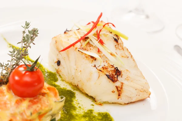 Pescado con verduras — Foto de Stock