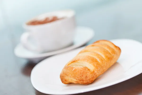 Kaffee mit Blätterteig — Stockfoto