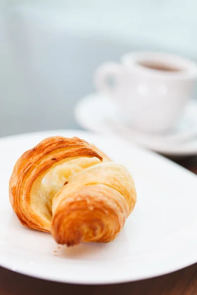Kaffee am Morgen mit Croissant — Stockfoto