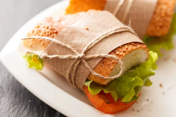 Свежий и вкусный сэндвич — стоковое фото