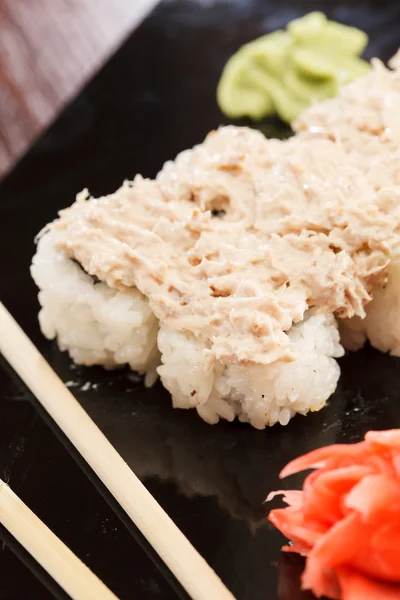 Sushi avec baguettes — Photo