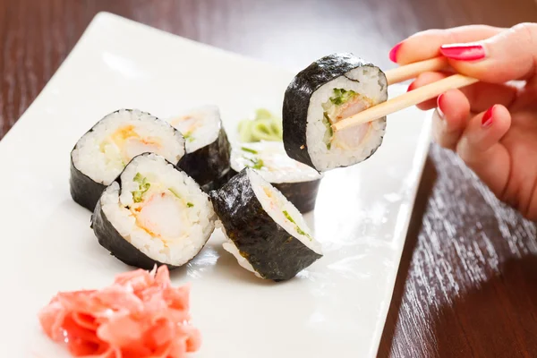 Sushi com pauzinhos — Fotografia de Stock