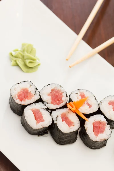 Sushi z pałeczkami — Zdjęcie stockowe