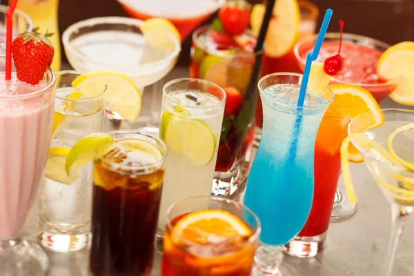 Kleurrijke cocktails close-up — Stockfoto