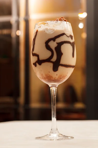 チョコレートと冷たい新鮮なアイス コーヒー — ストック写真