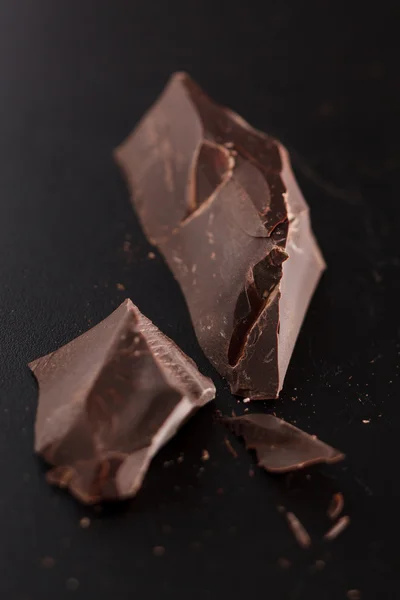 Choklad på svart bakgrund — Stockfoto