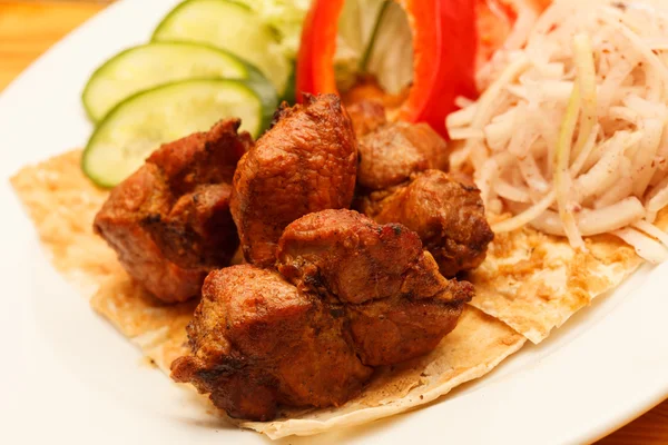 Kebab with vegetables — Stock Photo, Image