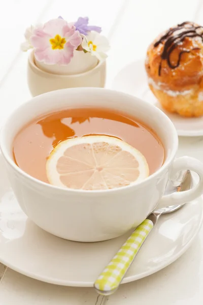 Cake with tea — Stock Photo, Image