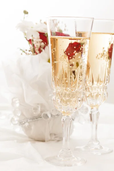 Champagne con fiori di nozze — Foto Stock