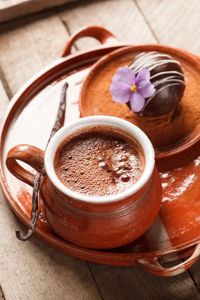 Warme chocolademelk met chocolade bal — Stockfoto