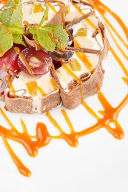 üzüm ve nane ile süslenmiş tiramisu suşi roll