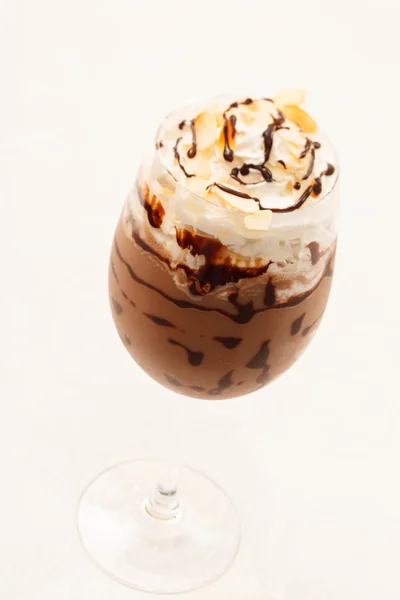 Caffè freddo fresco con cioccolato da vicino — Foto Stock