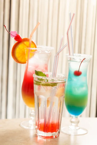 Cocktails i baren — Stockfoto