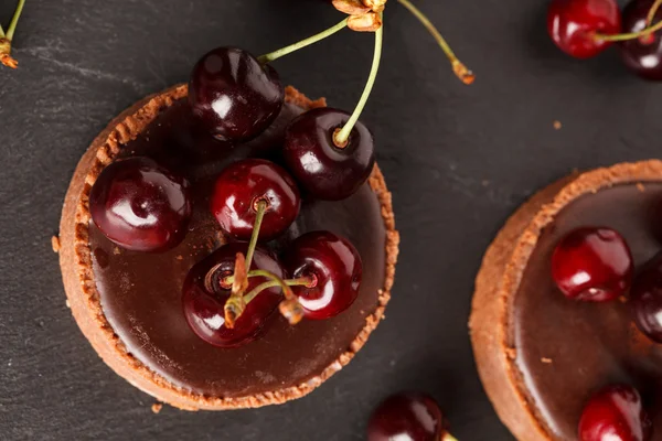 Шоколадний пиріг з вишнею — стокове фото