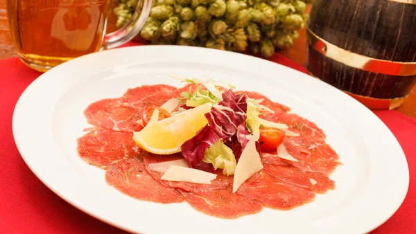 Kött carpaccio med parmesanost — Stockfoto