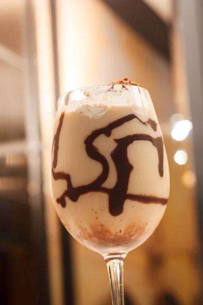 Холодна свіжа крижана кава з шоколадом крупним планом — стокове фото