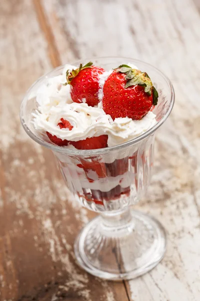 Strawberries with cream — Stock Photo, Image